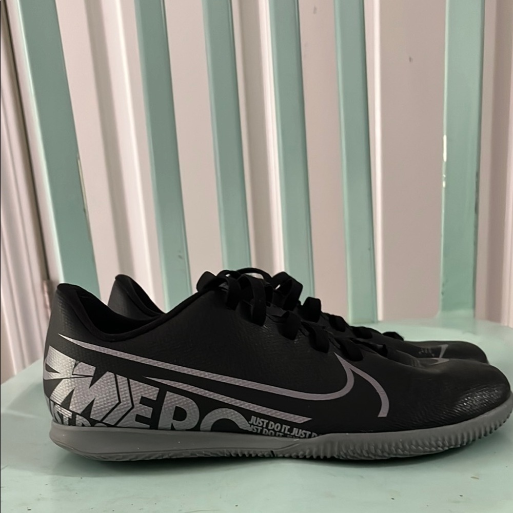 Nike Black indoor soccer sneakers 4.5y
